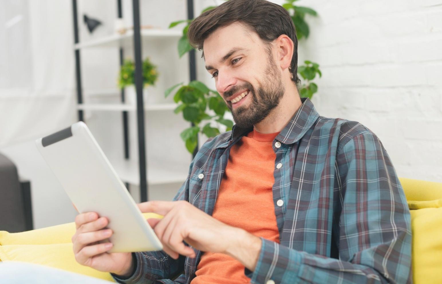 Estudiantes practicando escritura poética en ambiente inspirador